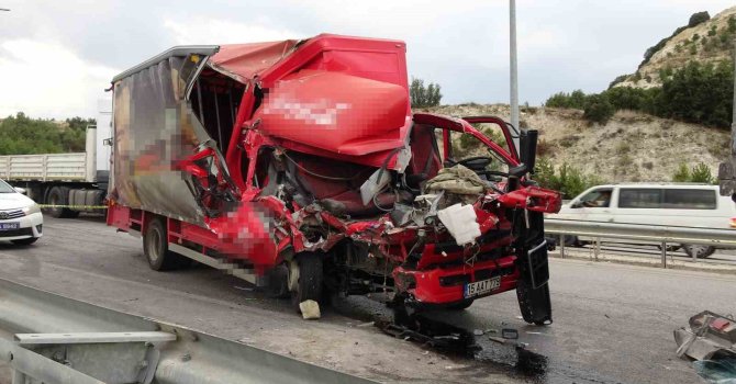 Burdur-Antalya kara yolunda kamyona arkadan çarpan kamyonetteki yolcu hayatını kaybetti