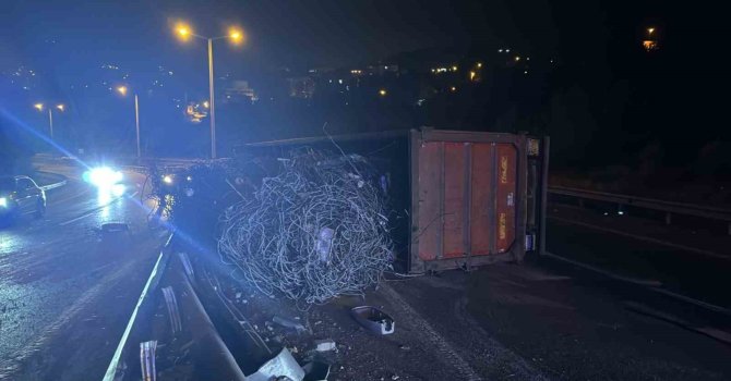 Hatay’da demir yüklü tır devrildi: 1 yaralı