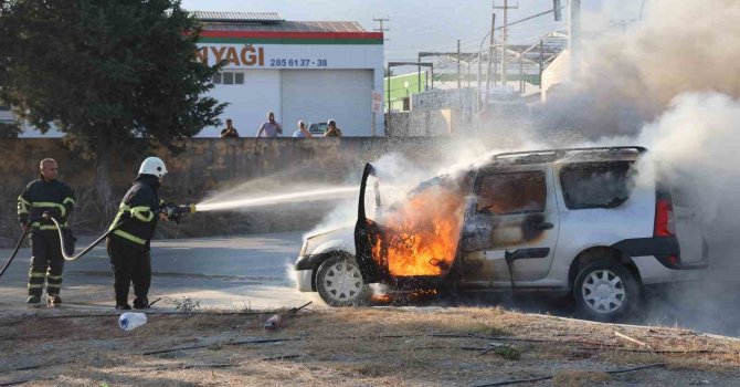 Seyir halindeyken alevlere teslim olan otomobil paniğe neden oldu