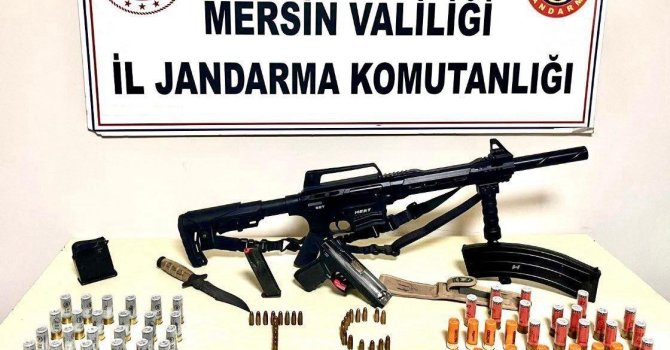 Mersin’de aranan şahıs dolap görünümlü gizli bölmede yakalandı