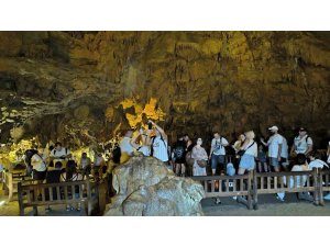 Alanya’da şifa kaynağı mağara yerli ve yabancı turistlerin akınına uğruyor