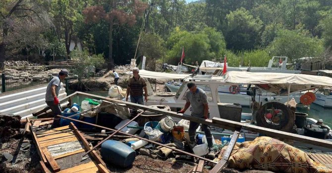 Kemer Balıkçı Barınağı’ndaki kaçak yapılar kaldırıldı