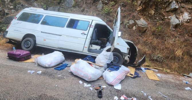 Alanya’da freni boşalan minibüs kayaya çarpıp devrildi: 3’ü çocuk 6 yaralı