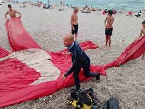 Fırtınada koparak denize uçan dev Türk bayrağı 8 ay sonra dalgıçlar tarafından deniz tabanında bulunarak çıkarıldı