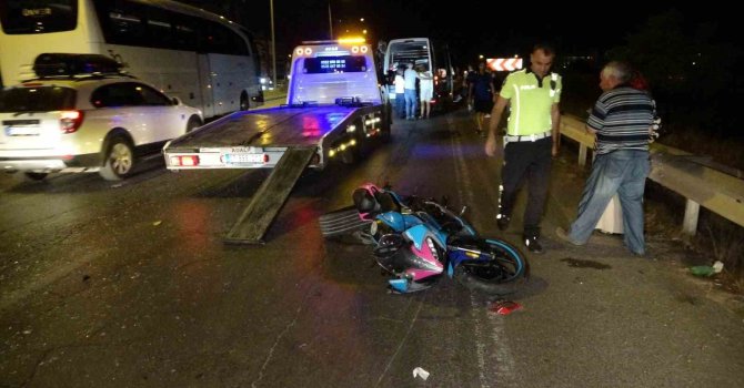 Önlem almadan duran tur minibüsü trafik kazasına neden oldu: 2 yaralı