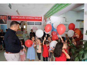 Okulla tanışan miniklere balonlu karşılama