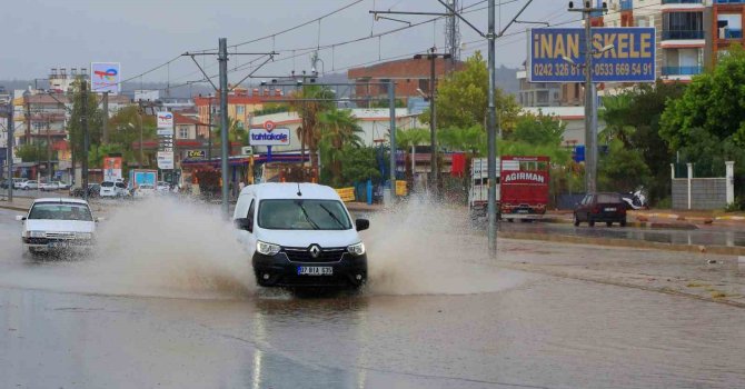 Antalya’da bir kilometre arayla iki mevsim yaşandı