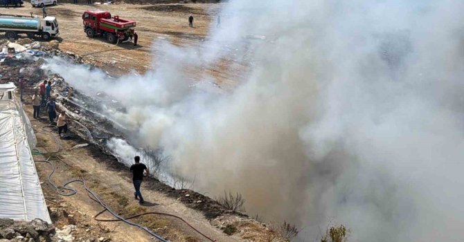 Alanya’da çöplükte çıkan yangın paniğe neden oldu