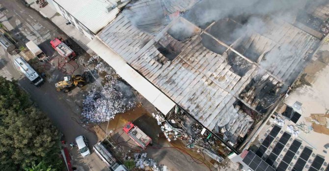 Adana’da kitap dağıtım deposu yandı: 10 işyeri küle döndü