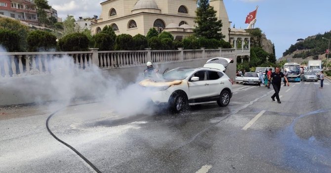 Seyir halindeki cipin motor kısmı alev aldı