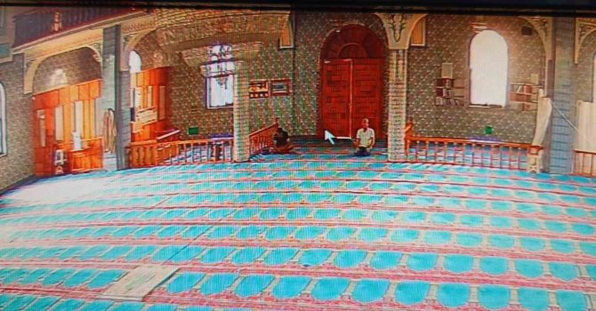 Camiye girip yardım paralarını çaldı, namaz kılanı görünce cami görevlisi rolüne girdi