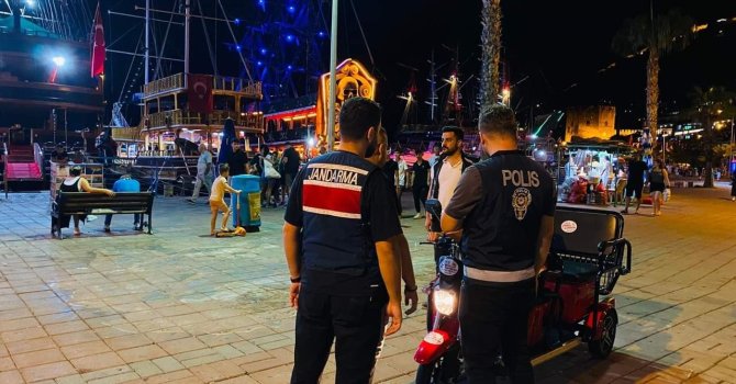 Alanya’da motosiklet sürücülerine ceza yağdı