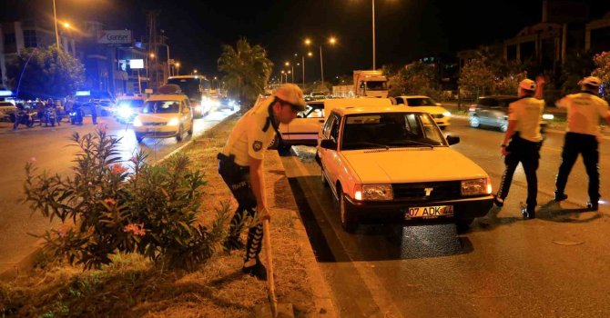 Antalya’da 4 araç birbirine girdi, yoldaki yağı gören trafik polisi küreği eline aldı