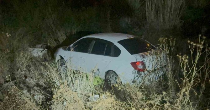 Kontrolden çıkan otomobil çaya uçtu, sürücü olay yerinden kaçtı