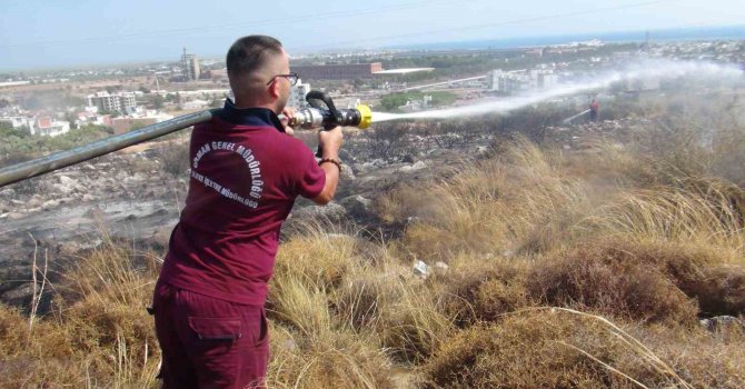 Mersin’de makilik alanda çıkan yangın söndürüldü