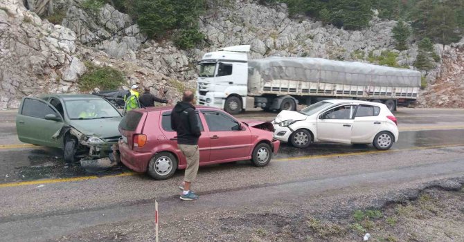 Antalya’da 4 araçlı zincirleme kaza: 5 yaralı