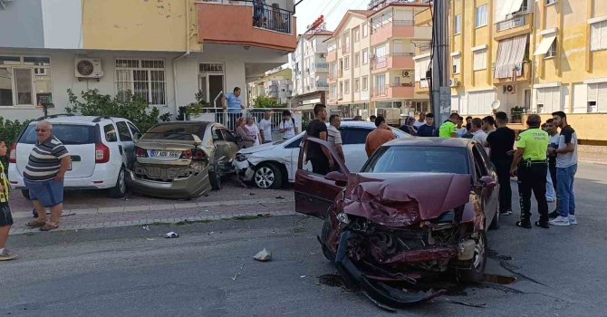 Afacan sürücü mahalleyi birbirine kattı: 14 yaşındaki çocuk 3 aracı hurdaya çevirdi, 1 kişi yaralandı