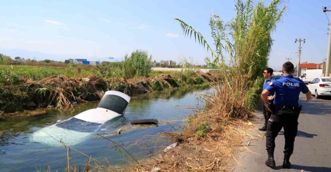 Virajı geniş alınca aracıyla birlikte su kanalına uçtu