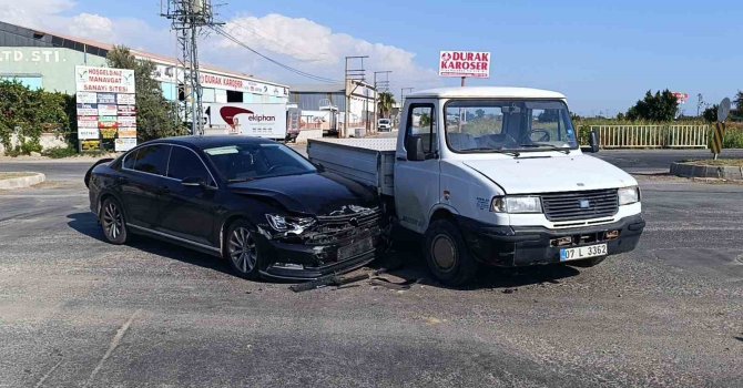 Manavgat’ta kamyonet ile otomobil çarpıştı: 1 yaralı