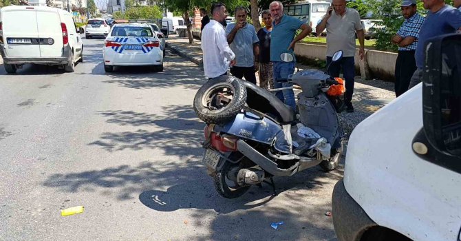 Yaya geçidinden geçen motosiklete otomobil çarptı: Yaşlı sürücü yaralandı