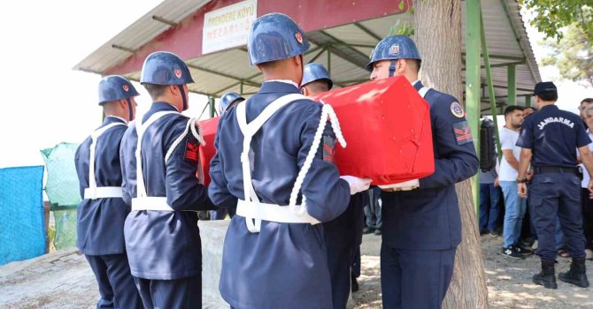 Adana’da yıllık izin için geldiği memleketinde ölen uzman çavuş toprağa verildi