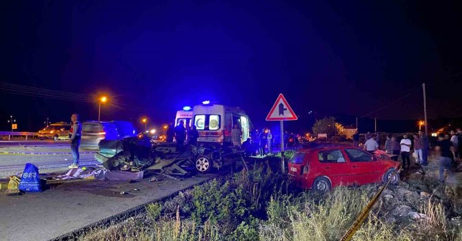 Kontrolden çıkan otomobil, refüjü aşarak karşı şeritten gelen otomobilin üzerine düştü: 2 ölü, 3 yaralı