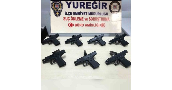 Şüphe üzerine durdurulan araçta 7 ruhsatsız silah çıktı