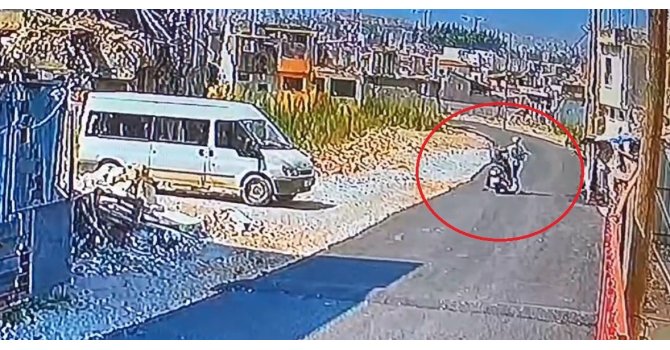 Motosikletiyle işe giderken yolu kesilerek sopayla dövüldü: O anlar kamerada