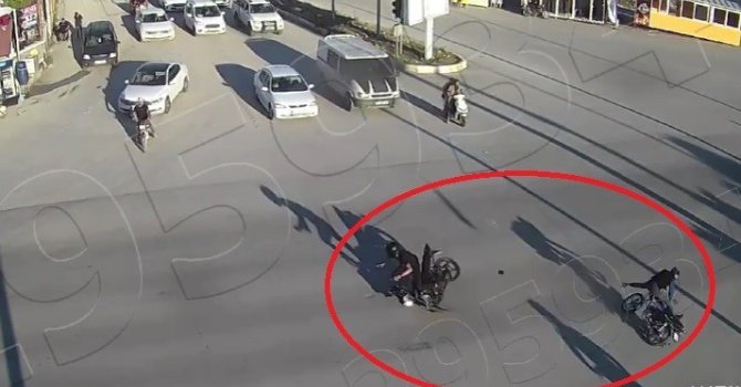 2 motosiklet sürücüsünün çarpışmayla savruldukları anlar kamerada