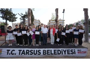 Tarsus Belediyesi kursiyerleri belgelerini aldı