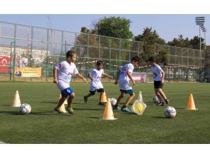 Futbol kursları yaz döneminde çocukların gözdesi oldu