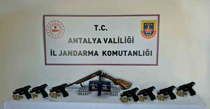 Antalya’da iki ilçede ruhsatsız silah operasyonu: 4 kişiye adli işlem