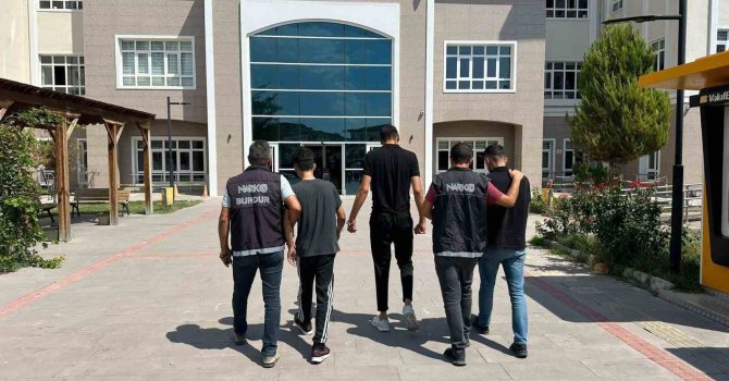 Burdur’da ormanlık alanda üzerlerinde uyuşturucu madde ile yakalanan 2 kişi tutuklandı