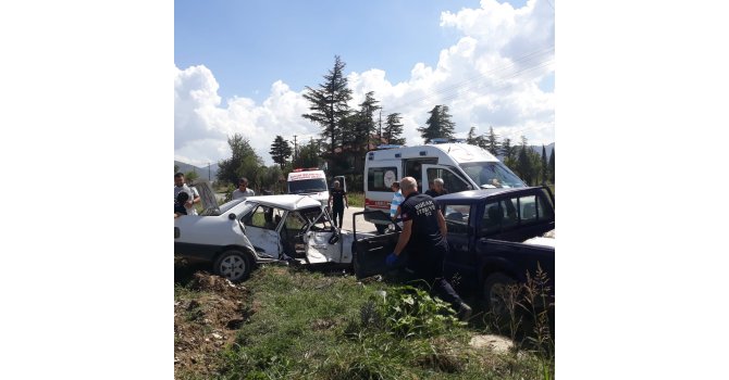 Burdur’da kamyonet ile çarpışan Fiat Tofaş hurdaya döndü: 1’i ağır 3 yaralı