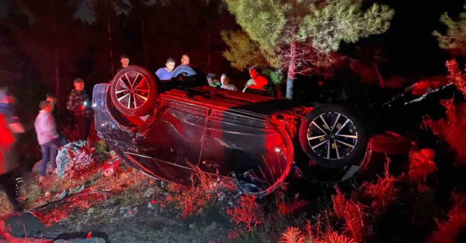 Takla atan otomobilin cam tavanından fırlayan sürücü ağır yaralandı