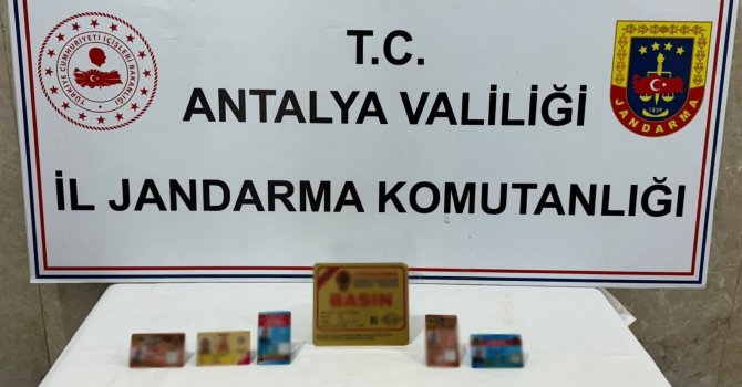 Alanya’da sahte basın kimliğiyle gezen şüpheli yakalandı