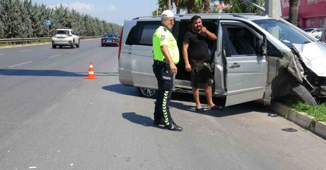 Antalya’da hafif ticari araç aydınlatma direğine çarptı, sürücü yara almadan kurtuldu