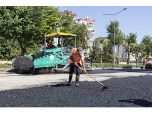 Mersin’de yol yenileme çalışmaları sürüyor