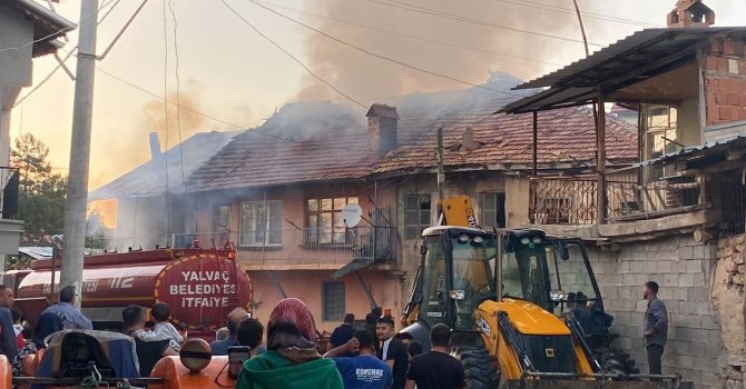 Isparta’da çıkan yangında bitişik iki ev kullanılamaz hale geldi