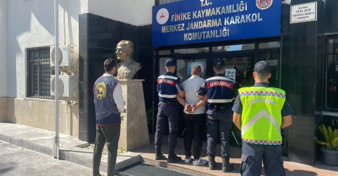 Antalya’da 13 yıl hapis cezasıyla aranan firari JASAT timlerinden kaçamadı