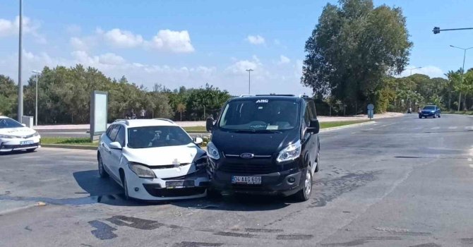 Manavgat’ta tur minibüsü ile otomobil çarpıştı, şans eseri yaralanan olmadı