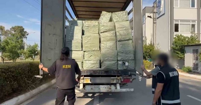 Mersin’de Çin’den Suriye’ye giden 65 milyon lira değerinde 15 ton kaçak sigara kağıdı ele geçirildi