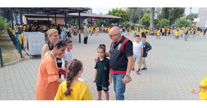 Çocuk polisi okul önlerinde sıkı denetimde