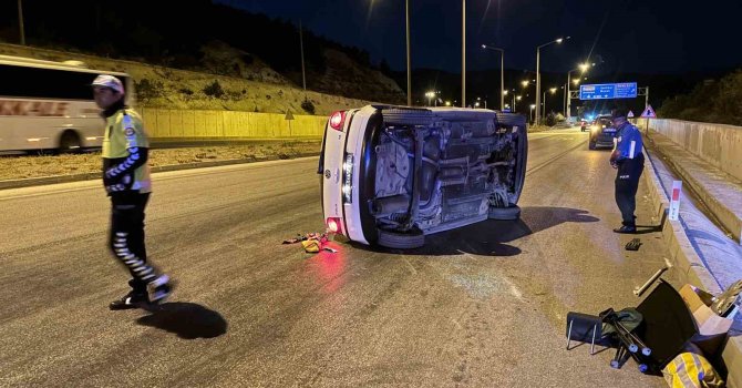 Burdur’da bordür taşına çarpan otomobil devrildi, sürücü olay yerinden kaçtı