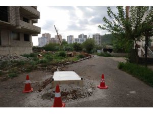 Kanalizasyon kokusunu önlemek için rögarı baza ile kapattılar