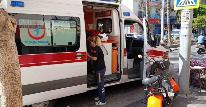 Antalya’da ani fren yapan motosiklet devrildi, sürücü yaralandı