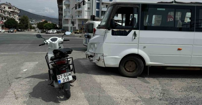 Minibüsle çarpışan motosiklet sürücüsü yaralandı