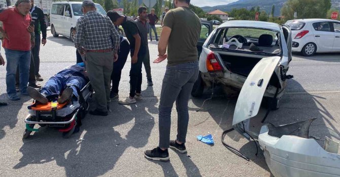 Burdur-Antalya karayolunda iki otomobil çarpıştı: 4 yaralı