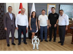 TÜBİTAK destekli robot projesi, Rektör Türkdoğan’a tanıtıldı