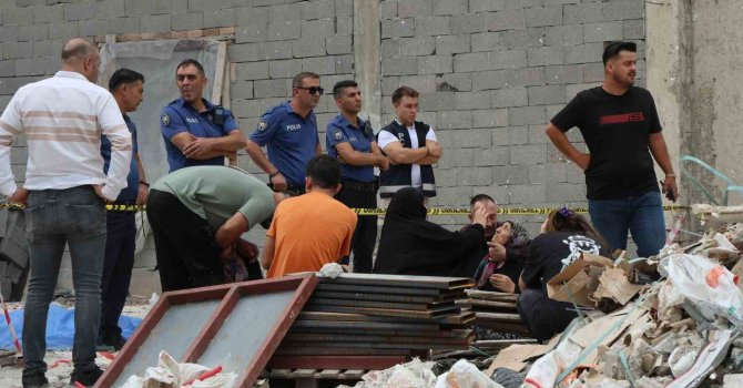 Kule vinçteki demir kova işçilerin üzerine düştü: 2 ölü